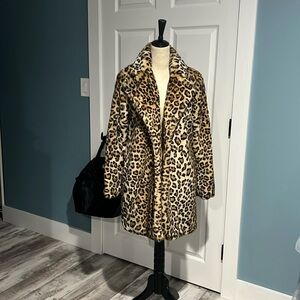 Timeless coat, this print never gets old and always does a comeback!!